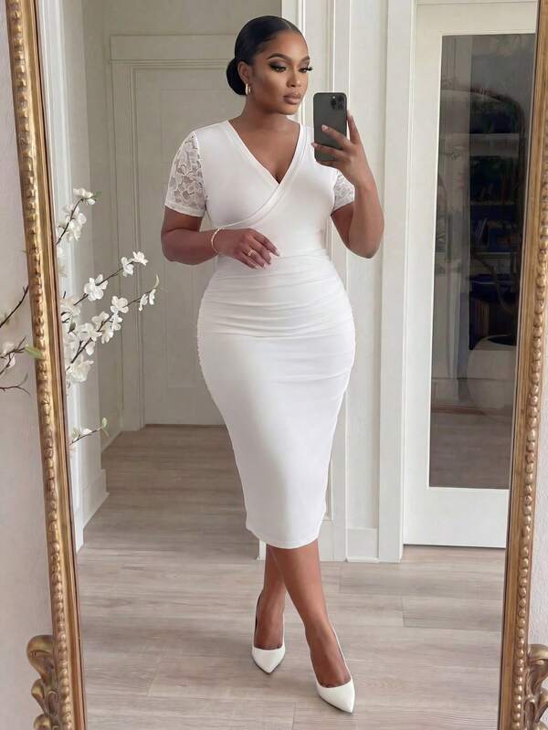 SHEIN Lady CURVE Đầm ngắn tay cổ chữ V ôm dáng thanh lịch dành cho nữ cỡ lớn, phối ren tương phản.