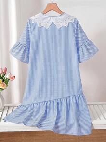 Elladie kids 一件少女休闲蓝白条纹连衣裙，轻薄面料，垂感好，舒适亲肤，精致蕾丝领增添甜美气息，前开襟纽扣设计方便穿脱，荷叶边袖口和下摆设计，宽松版型，适合日常、居家、上学穿着，2026春夏薄款连衣裙 - 藍色 - 查看 3