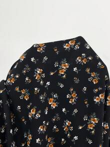 SHEIN Clasi 夏季优雅女士条纹印花褶皱木质纽扣装饰收腰短袖衬衫，适合各种场合，日常休闲、居家、通勤等。 - 彩色 - 查看 7