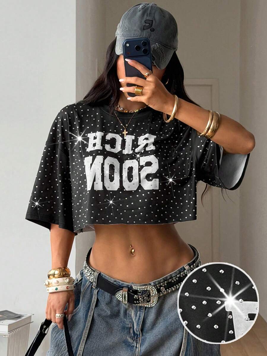 Coolane Camiseta casual versátil de uso diario con estampado de letras y diamante de imitación para mujer - Negro - Ver 1