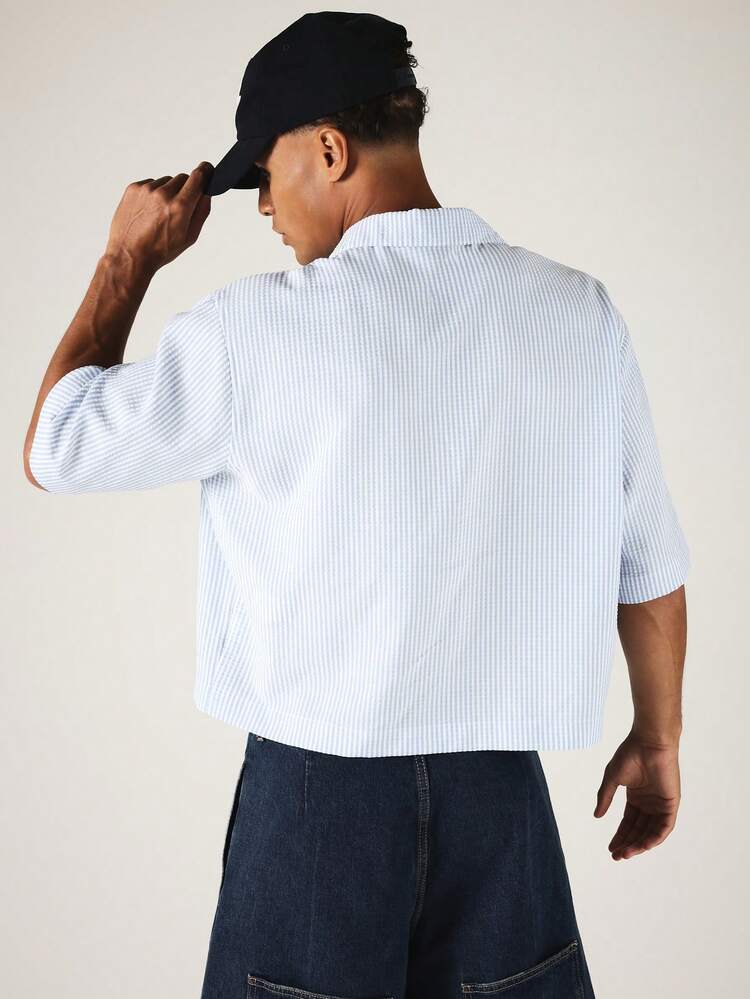 Chemise à manches courtes rayée ajustée avec détail de marquage en script pour l'été