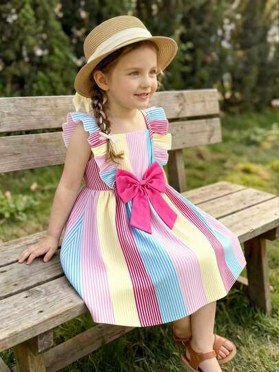 SHEIN Vintaside Kids Đầm bé gái tay bồng cổ vuông kẻ sọc xanh trắng với nơ 3D trang trí, họa tiết nơ khắp thân đầm, kiểu Pháp tươi tắn và ngọt ngào, dáng rộng thoải mái, thích hợp cho mùa hè.
