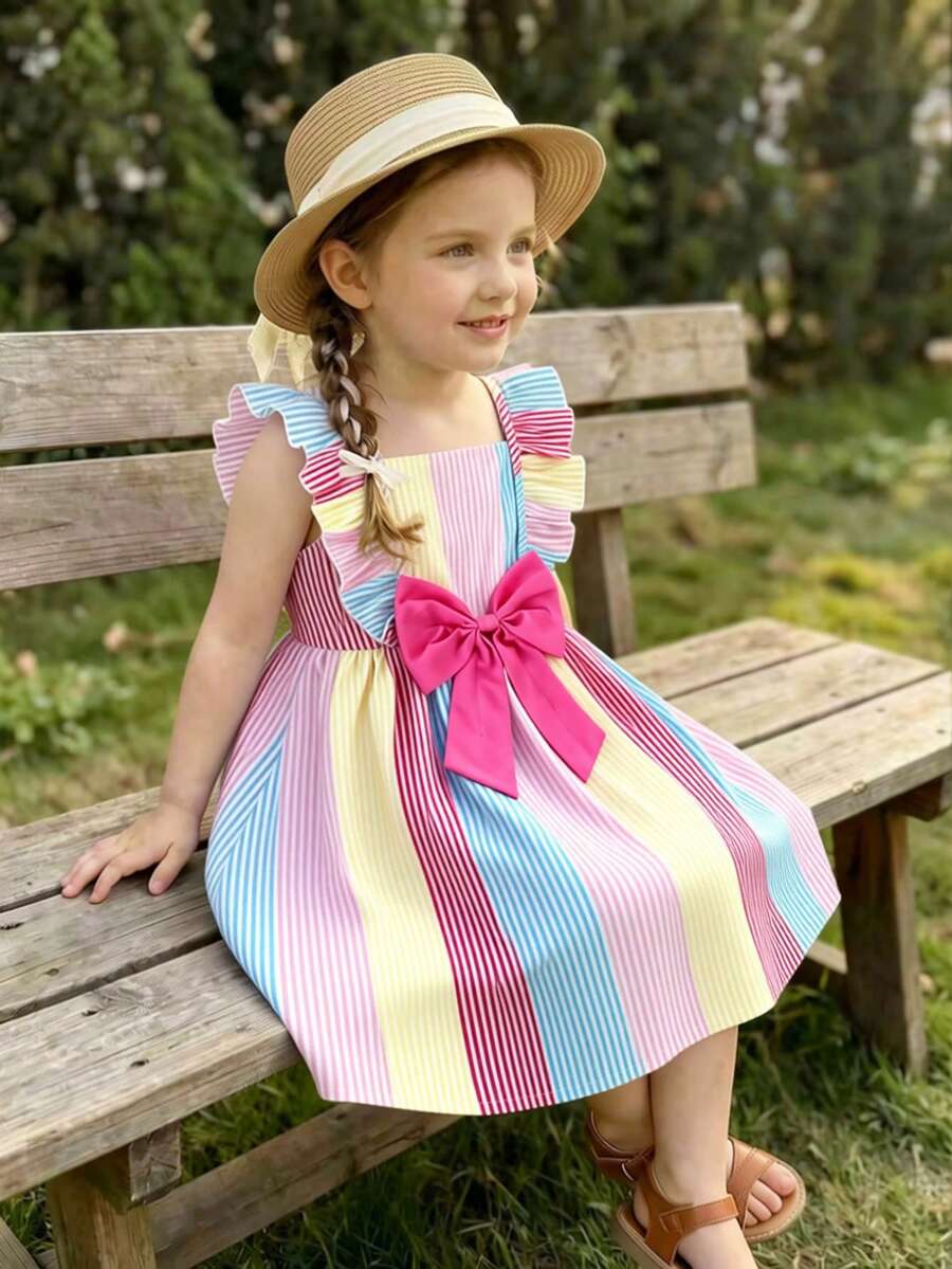 SHEIN Vintaside Kids Vestido Casual Solto de Estilo Francês Fresco e Doce para Meninas Jovens com Gola Quadrada, Mangas Bufantes, Decoração de Laço 3D e Estampa de Laço em Todo o Vestido, Azul e Branco Listrado, Verão - Rosa chiclete - Visão 1