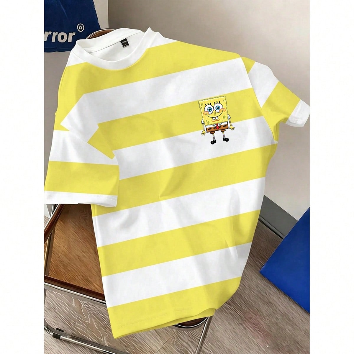 Camiseta de manga corta con cuello redondo, estampado de rayas y dibujos animados, y contraste de color para hombres