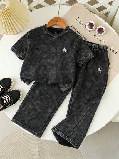 SHEIN Playful Pals 2026新款少女牛仔套装。夏季新品。时尚休闲风。黑色酸洗牛仔布，可爱马匹刺绣，松紧腰带配抽绳。直筒宽松版型。轻盈柔软的牛仔质感，舒适亲肤。时尚女孩必备单品。简约休闲风，适合夏季穿着，也适合日常拍照、外出、派对、音乐节、度假等场合。