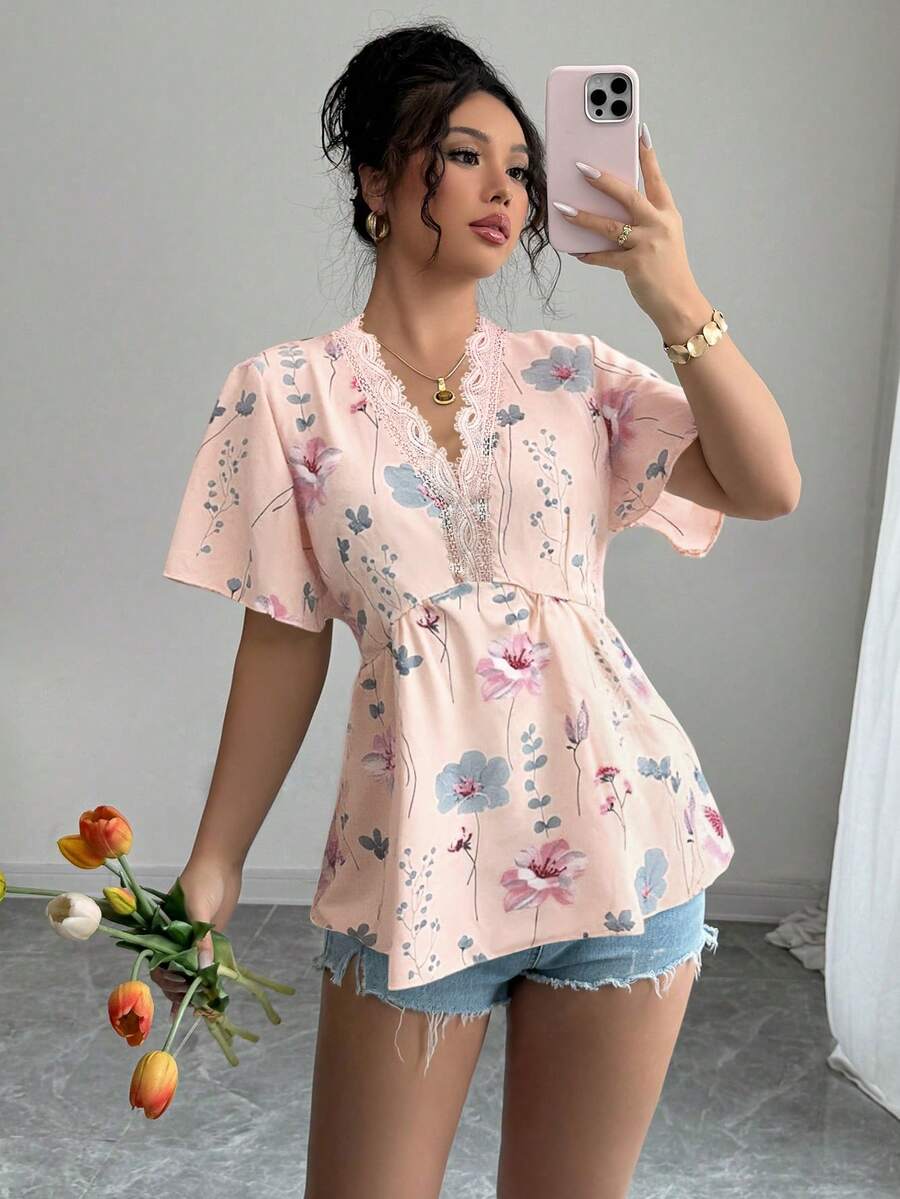 Elenzga 女士优雅时尚通勤魅力休闲舒适度假荷叶边短袖V领腰部蕾丝拼接印花衬衫(随机印花) - 淺粉色 - 查看 1