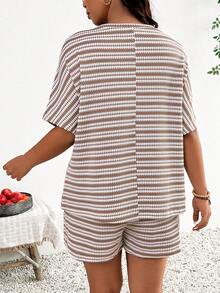SHEIN Frenchy Bộ đồ mùa hè cỡ lớn gồm áo thun ngắn tay kẻ sọc và quần short (2 món) - Nhiều màu - Xem 3