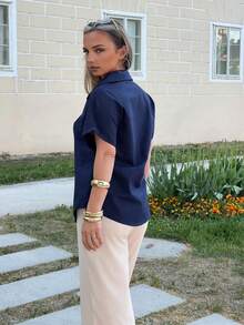 Jeta Ari Camisa de mujer con cuello, manga corta y botones, versátil para combinar, estilo moderno elegante urbano para ir al trabajo y uso diario, estilo retro de los 90, verano - Azul - Ver 2