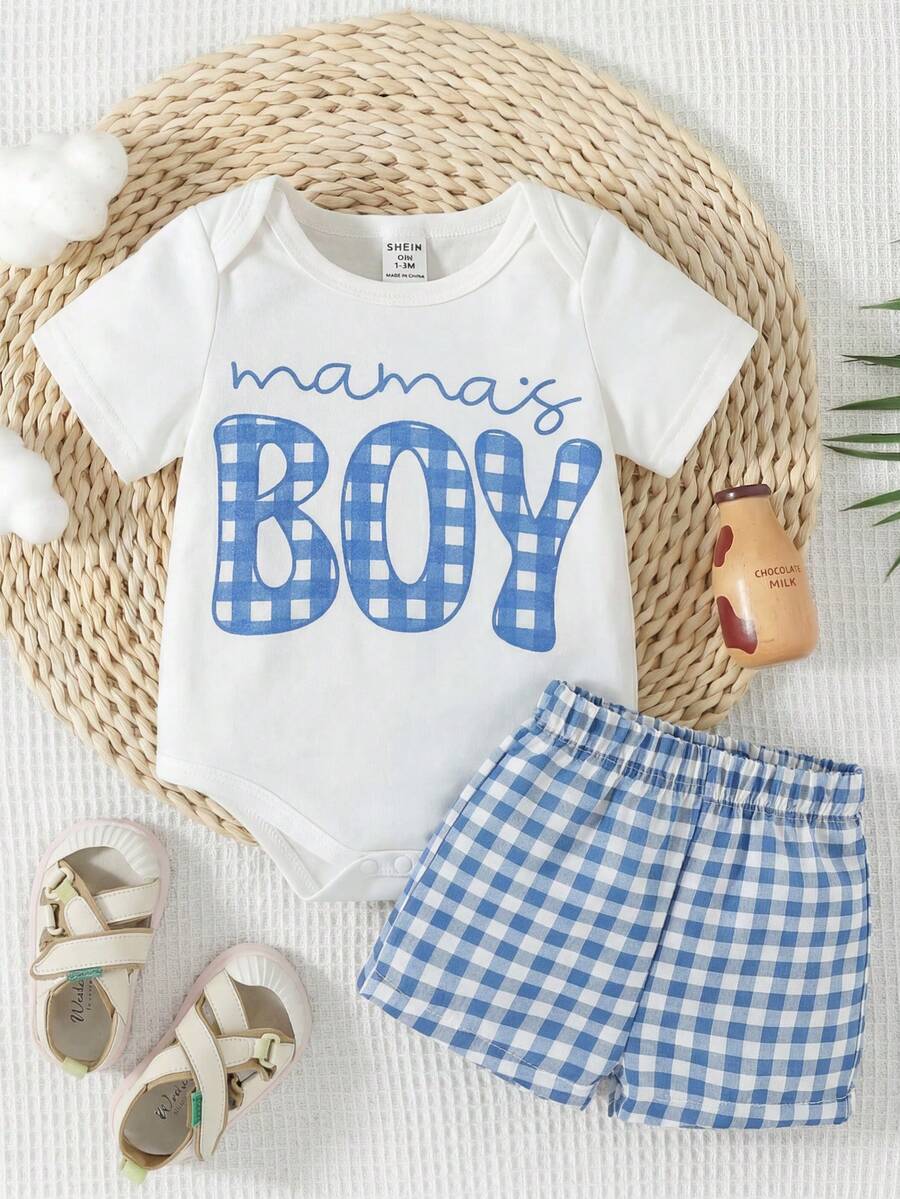 SHEIN Playful Pals 嬰幼兒男童/女童 0-3 歲夏季休閒可愛藍白條紋 Mom's Boy 標語包屁衣格紋短褲套裝 親子款寬鬆 - 藍色 - 查看 1