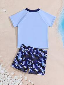 BATMAN X SHEIN GraphicGems Conjunto de traje de baño sin mangas con estampado de logo de murciélago para niño en vacaciones de verano en la playa - Azul - Ver 2
