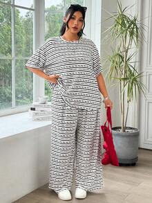 SHEIN EZwear Setelan Kaos Lengan Pendek dan Celana Panjang Kasual Motif Garis-garis untuk Wanita Ukuran Besar, Cocok untuk Musim Semi, Musim Panas, dan Musim Gugur, untuk Berpergian dan Liburan - Hitam dan Putih - View 1