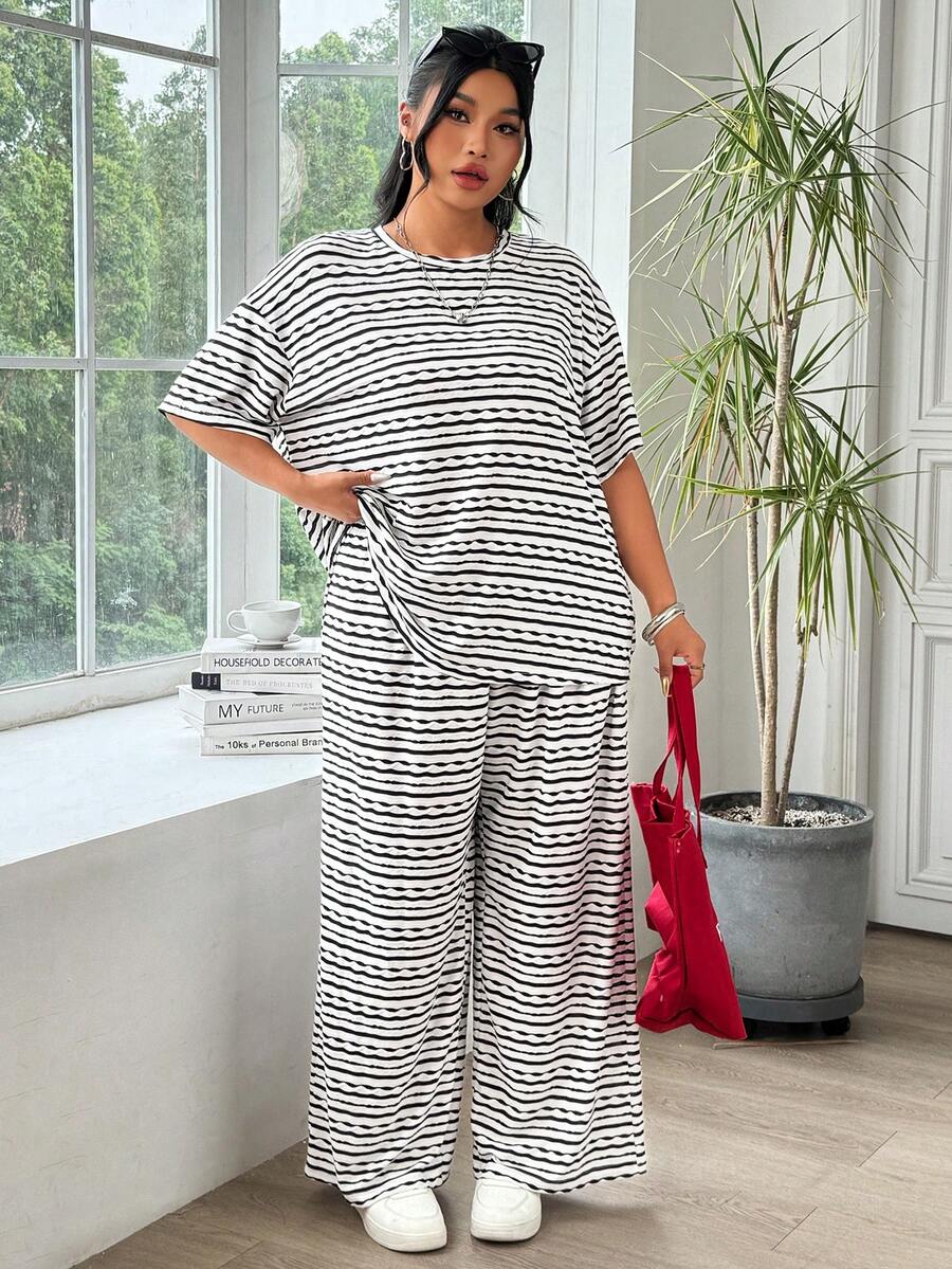 SHEIN EZwear Setelan Kaos Lengan Pendek dan Celana Panjang Kasual Motif Garis-garis untuk Wanita Ukuran Besar, Cocok untuk Musim Semi, Musim Panas, dan Musim Gugur, untuk Berpergian dan Liburan - Hitam dan Putih - View 1