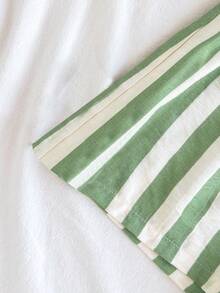 SHEIN 两件套女童条纹荷叶边系带上衣和短裤休闲日常套装 女童两件套 两件套夏季套装 女童度假套装 两件套配套套装 女童两件套套装 时尚无袖条纹荷叶边上衣蝴蝶结细节搭配配套短裤两件套夏季套装 - 綠色 - 查看 3