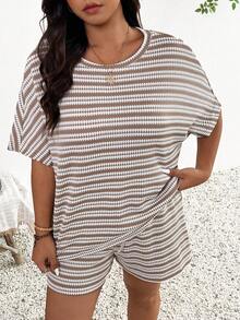 SHEIN Frenchy Bộ đồ mùa hè cỡ lớn gồm áo thun ngắn tay kẻ sọc và quần short (2 món) - Nhiều màu - Xem 5