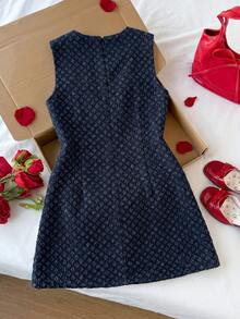 Comfortcana Đầm denim không tay dệt jacquard mùa hè dành cho nữ, phong cách thường ngày, đi nghỉ mát, lễ hội, đi làm, tốt nghiệp, thời trang Y2K, dễ thương, phong cách đường phố, quyến rũ, dự tiệc, đám cưới, thanh lịch, công sở, đi biển, tốt nghiệp, thời trang nữ. Đầm mini denim màu tối dành cho nữ, dáng chữ A, không tay, cổ tròn, thanh lịch. Đầm denim không tay dành cho nữ với họa tiết dệt và cổ tròn cổ điển. - Màu xanh lam - Xem 5