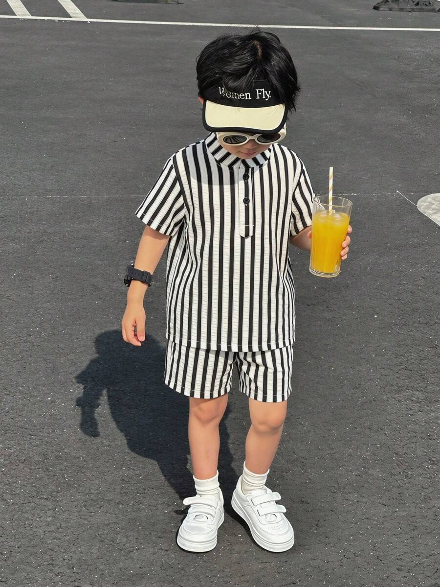 Souflis Souflis 男童立领半拉链条纹短袖上衣,搭配同色运动短裤,休闲时尚,面料舒适,适合夏季穿着,是男孩户外和上学的理想选择。 - 黑與白 - 查看 1