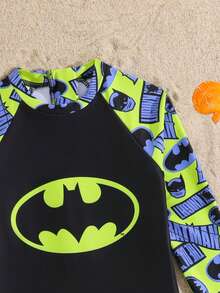 BATMAN X SHEIN GraphicGems 男童卡通印花长袖防晒衣短裤套装，适合海滩、度假、游泳 - 黑色 - 查看 4