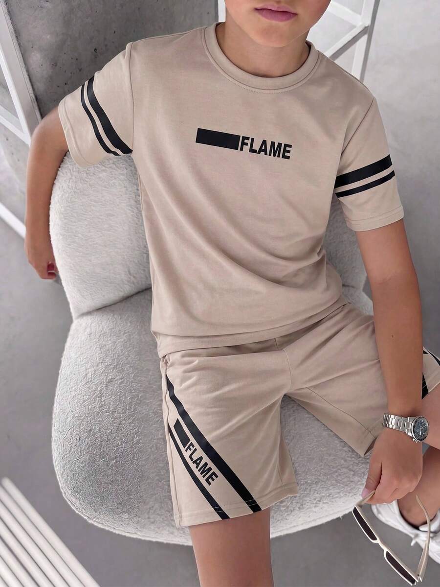 SHEIN 两件套儿童/青少年男童休闲时尚经典度假条纹撞色拼接图案圆领短袖T恤和短裤套装，饰有标志性棕榈树剪影印花，适合夏季穿着