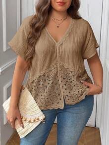 SHEIN Frenchy Blus Ukuran Besar Musim Panas Minimalis Elegan Warna Polos Bertekstur Patchwork Renda Kancing Dekorasi Lengan Kelelawar untuk Tamu Pernikahan Khaki - Coklat - View 6