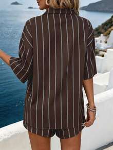 Hotletica Bộ đồ nữ gồm áo kẻ sọc cài cúc phía trước và quần short túi xéo, kiểu dáng thường ngày, gồm 2 món. - Cà phê nâu - Xem 2