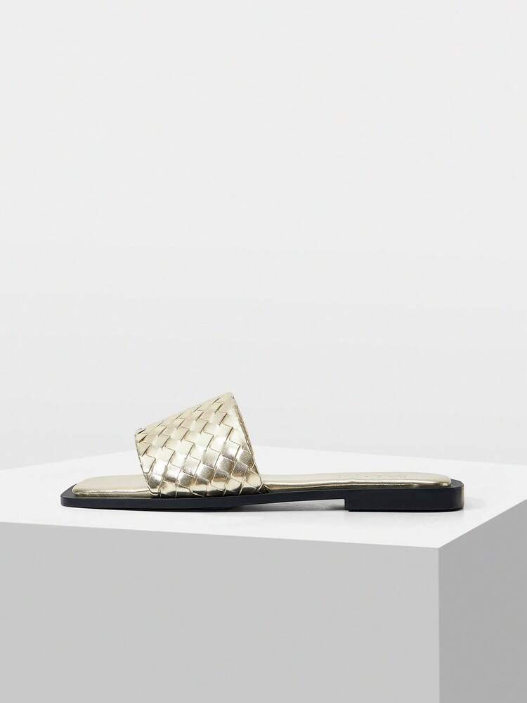 WOMEN SHOES EUROPE STATION'S NEW FASHIONABLE LIGHT GOLD PU LEATHER WOVEN SQUARE TOE OPEN-TOED FLAT-BOTTOMED SLIPPERS, CASUAL AND VERSATILE, SIMPLE AND ADVANCED SENSE, SLIP-ON IS NOT TIRED, AND THE TEMPERAMENT IS COMFORTABLE BEACH SLIPPERS