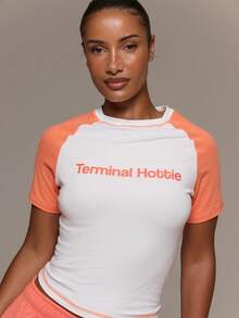 MUSERA طقم تي شيرت علوي بقصة ضيقة وأكمام راغلان بألوان متباينة مع شعار "Terminal Hottie" وخياطة متباينة، كاجوال لطيف للاستخدام اليومي والمطار والعطلات، للربيع والصيف - أبيض - مشاهدة 2
