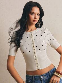 Poéselle Áo khoác cardigan dệt kim chấm bi màu trắng ngà mới dành cho nữ - Cổ tròn, tay ngắn, hàng cúc cài viền lượn sóng, gấu áo bo gân, dáng ôm vừa vặn, nét quyến rũ cổ điển kiểu Pháp và phong cách nữ tính truyền thống. - Đen và trắng - Xem 3