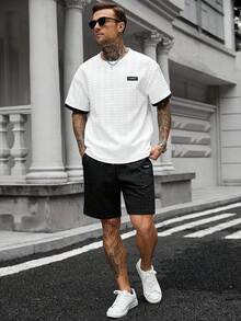 Manfinity CasualCool 男士休閒街頭風 2 件套套裝，黑白紋理布料拼接配色夏季套裝，寬鬆版型短袖 T 恤與短褲，適合城市度假 - 彩色 - 查看 5