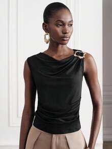 Aveloria Modichic Europäisches & amerikanisches Sommer Neues Damen Charmantes Elegantes Figurbetontes Metall Dekor Asymmetrischer V-Ausschnitt Ärmellos Tanktop Design Asymmetrische Struktur Camisole Crop Bluse - Schwarz - Übersicht 4