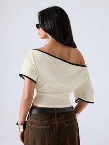 LYSMO Áo croptop nữ kiểu dáng thường ngày, cổ lệch, phối màu tương phản, thích hợp cho mùa hè. - Màu be - Xem 2