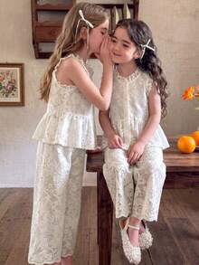 Elladie kids Set de 2 piezas de moda de vacaciones para niña joven, que incluye: Blusa casual sin mangas con abertura frontal, dobladillo con volantes y cuello/puños de encaje de tela de encaje blanco, y pantalones rectos - Beis - Ver 1
