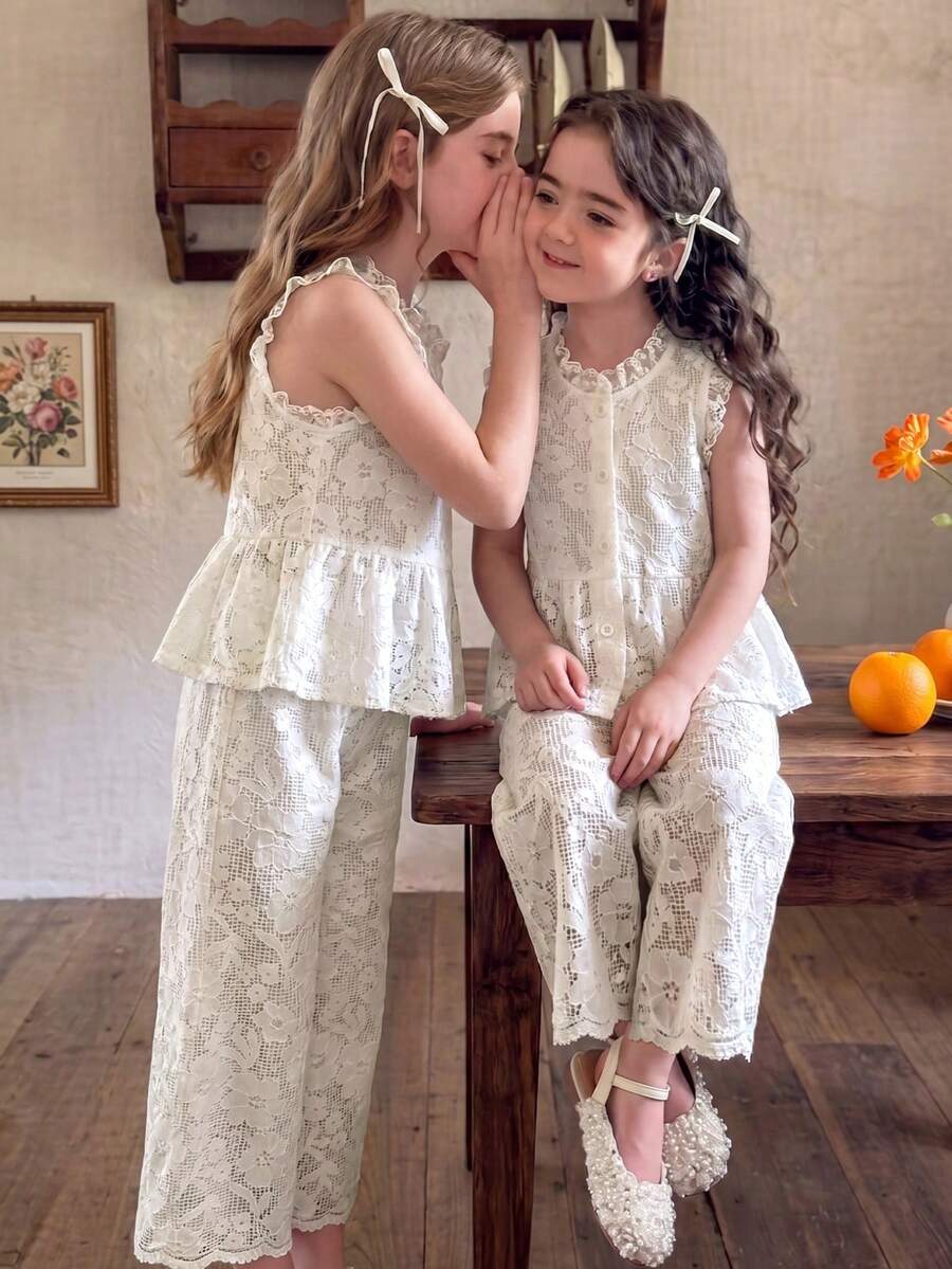 Elladie kids Set de 2 piezas de moda de vacaciones para niña joven, que incluye: Blusa casual sin mangas con abertura frontal, dobladillo con volantes y cuello/puños de encaje de tela de encaje blanco, y pantalones rectos - Beis - Ver 1