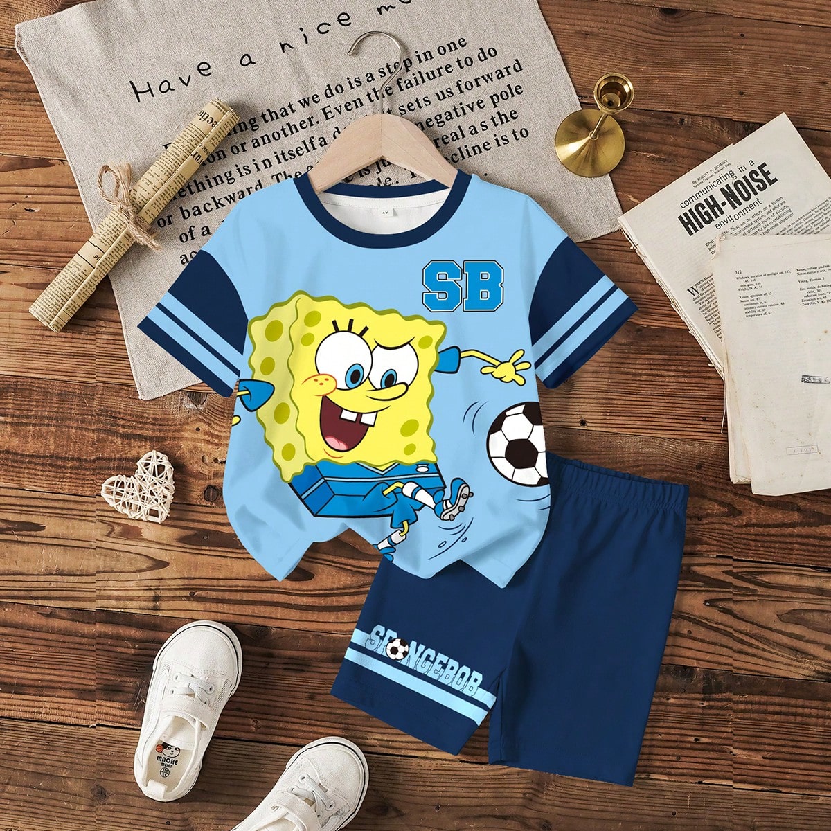 Conjunto casual diario de camiseta de manga corta con cuello redondo y estampado de letras y dibujos animados, y pantalones cortos para niño pequeño