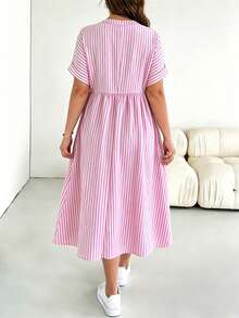 SHEIN Essnce Đầm cỡ lớn dành cho nữ, cổ chữ V, kẻ sọc, có túi và khuy trang trí. - Hồng - Xem 2