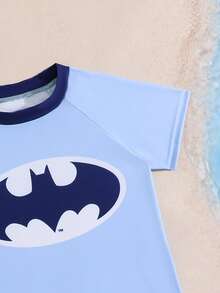BATMAN X SHEIN GraphicGems Conjunto de traje de baño sin mangas con estampado de logo de murciélago para niño en vacaciones de verano en la playa - Azul - Ver 4