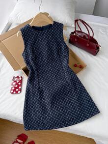 Comfortcana Đầm denim không tay dệt jacquard mùa hè dành cho nữ, phong cách thường ngày, đi nghỉ mát, lễ hội, đi làm, tốt nghiệp, thời trang Y2K, dễ thương, phong cách đường phố, quyến rũ, dự tiệc, đám cưới, thanh lịch, công sở, đi biển, tốt nghiệp, thời trang nữ. Đầm mini denim màu tối dành cho nữ, dáng chữ A, không tay, cổ tròn, thanh lịch. Đầm denim không tay dành cho nữ với họa tiết dệt và cổ tròn cổ điển. - Màu xanh lam - Xem 2