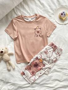 SHEIN 2件組男童幼兒休閒圓領短袖米色上衣與棕色長褲，印有趣味可愛水豚卡通圖案，適合夏季，輕盈柔軟針織親膚面料，舒適日常居家睡衣，適合室內放鬆穿著 - 彩色 - 查看 3
