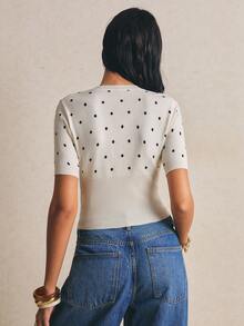 Poéselle Áo khoác cardigan dệt kim chấm bi màu trắng ngà mới dành cho nữ - Cổ tròn, tay ngắn, hàng cúc cài viền lượn sóng, gấu áo bo gân, dáng ôm vừa vặn, nét quyến rũ cổ điển kiểu Pháp và phong cách nữ tính truyền thống. - Đen và trắng - Xem 7