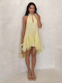SHEIN Glamour Vestido de verano de cuello halter amarillo claro para vacaciones y citas, vestido de línea A con volantes de malla calada y plisados en el bajo - Amarillo claro - Ver 5