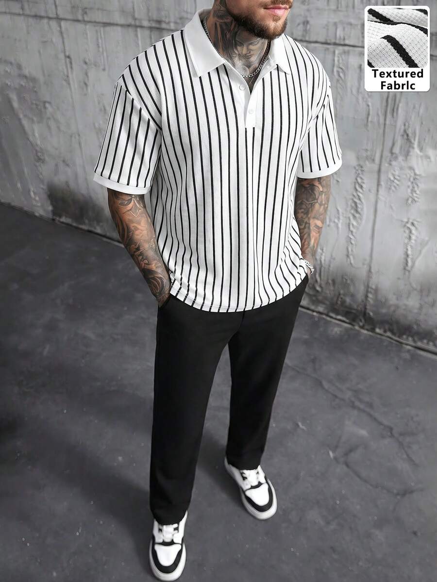 Manfinity CasualCool 男士舒适黑白条纹短袖Polo衫搭配抽绳松紧腰长裤套装,适合休闲度假、朋友聚会、派对、办公、商务等场合,尤其适合春夏季节。 - 黑與白 - 查看 1