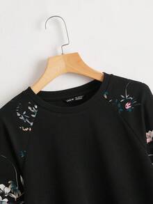 SHEIN LUNE فستان تي شيرت بأكمام راجلان وحاشية منحنية بطبعة زهرية، كاجوال - الأسود - مشاهدة 4