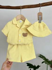 SHEIN LMoss Kids 3件套男婴纯色小熊图案休闲衬衫、短裤和帽子套装 - 黃色 - 查看 3