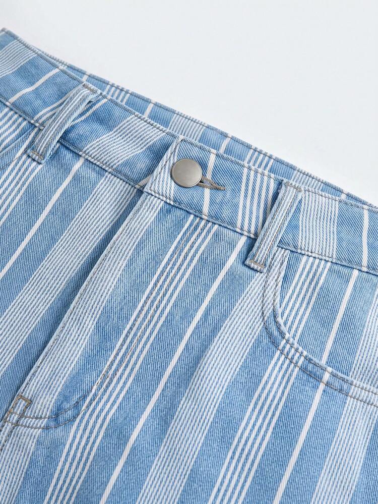 Hellblaue gestreifte, locker sitzende Bermuda Jeans-Shorts im Vintage-Stil, französischer Stil, Baumwolle, Urlaubsoutfit, schickes Outfit