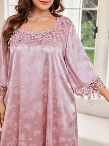 Al Najma Đầm satin jacquard phối ren hoa, kiểu dáng lãng mạn, thanh lịch, tay lửng 3/4 màu hồng, cỡ lớn, kiểu Ả Rập dành cho phụ nữ. - Hồng - Xem 3