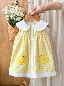 SHEIN Vintaside Kids 女童夏季宽松黄白格纹复古可爱卡通鸭子刺绣套头开衫，无袖设计。前襟纽扣方便穿脱。厚度适中。宽松A字版型，适合上学、居家休闲、宠物乐园玩耍拍照、参加派对等各种场合。 - 黃色 - 查看 6