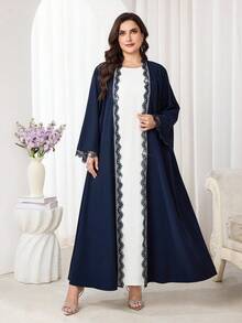 Al Najma Abaya elegante con hombros caídos y encaje de contraste para mujer de talla grande - Azul - Ver 4