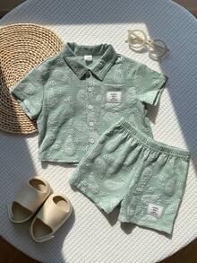 SHEIN 2 piezas Conjunto de camisa azul y pantalones cortos azules de verano casual para niño pequeño, pantalones cortos de playa, conjunto de vacaciones, traje lindo para niños pequeños - Verde - Ver 4