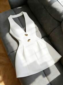 SHEIN Franclia Đầm nữ thanh lịch cổ yếm với cổ áo blazer, trang trí kim loại gợi cảm, thắt eo, đầm ngắn [Đầm blazer cổ yếm trắng tối giản] - Chất vải cứng cáp, chống nhăn với cảm giác cao cấp; Thiết kế cổ yếm khoe đường vai và cổ, với đường viền cổ chữ V nhỏ không quá hở hang, vừa đủ gợi cảm; Khóa kim loại phía trước, thắt eo + gấu đầm ngắn giúp kéo dài đôi chân, che khuyết điểm hông và tôn dáng. Kết hợp với giày cao gót để có vẻ ngoài công sở thanh lịch, sắc sảo, hoặc phối cùng dây chuyền mảnh mai cho bộ trang phục hẹn hò sang trọng - Một chiếc đầm "dáng rộng" đa năng. - trắng - Xem 1