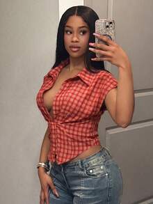 Slaydiva Áo polo cổ chữ V kẻ caro đỏ trắng, thích hợp cho mùa hè, lễ hội âm nhạc, ngày Valentine, lễ Phục sinh, phong cách thường ngày, tối giản, phong cách đầu những năm 2000, phong cách đường phố ngọt ngào, sự kiện quảng bá, kỳ nghỉ du thuyền, hẹn hò hàng ngày, tiệc tùng gợi cảm, cổ tròn retro, cổ chữ V, ve áo, áo sơ mi nữ mở phía trước. - Đỏ và trắng - Xem 6