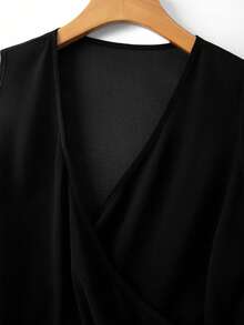 GlowEve CURVE 大码优雅百搭高品质修身系带V领衬衫，适合日常通勤 - 黑色 - 查看 5